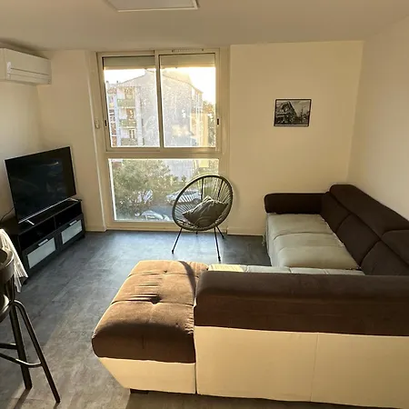 Spacieux , Climatise, 2 Terrasses Et Parking Facile *